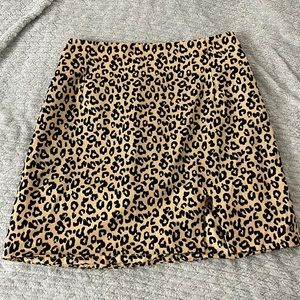 Forever 21 leopard mini skirt size small, zipper back